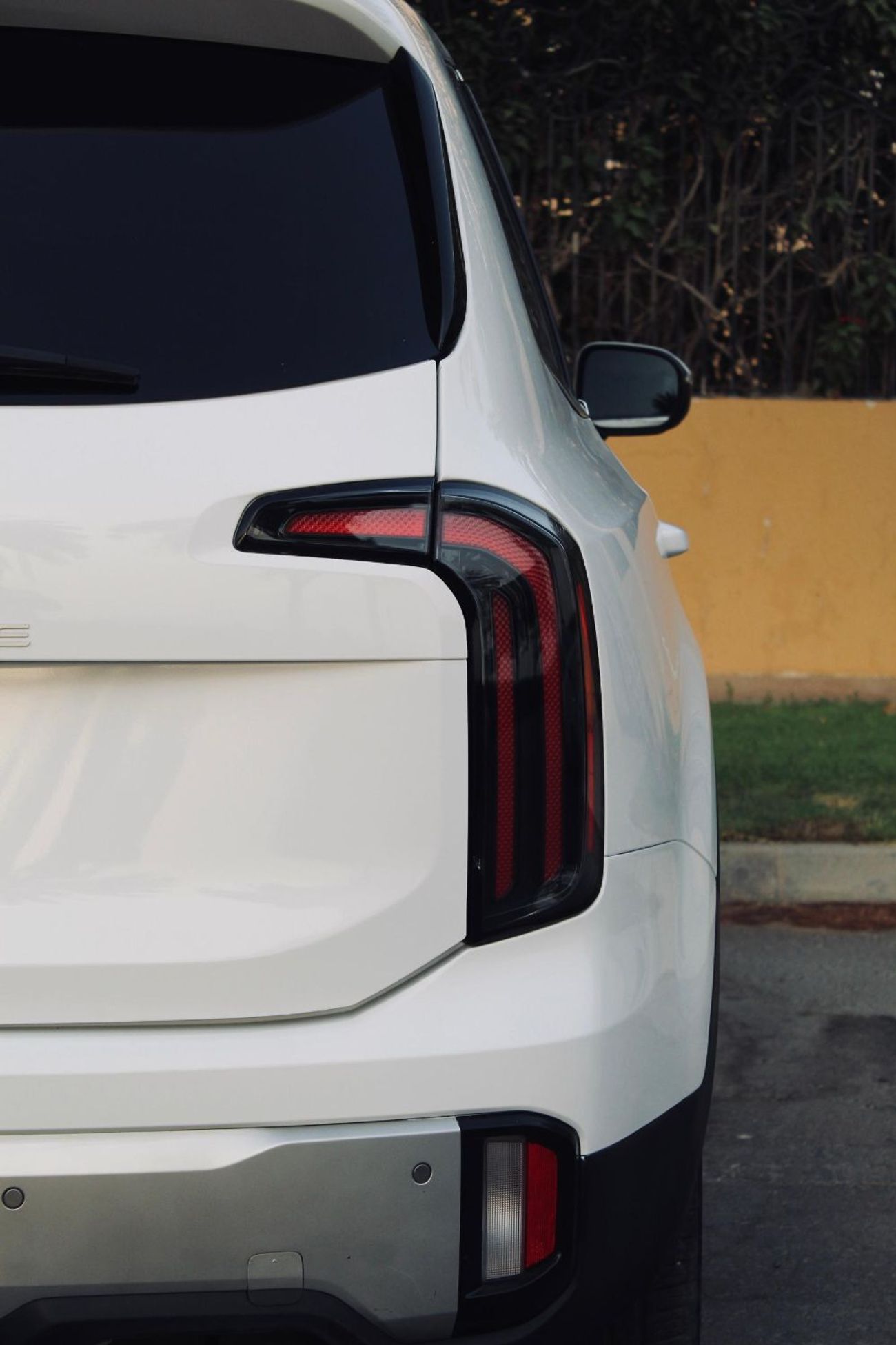 كيا تيلورايد The Kia Telluride is a popular 3-row, 7-8 seater midsize SUV, recognized for its luxurious, upscale 