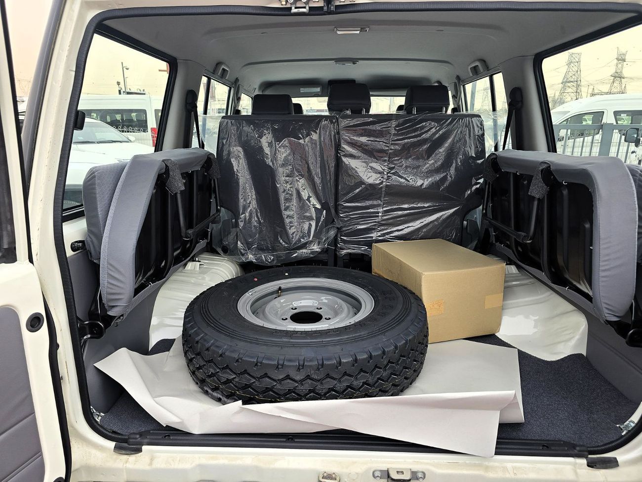 تويوتا لاند كروزر Toyota Land Cruiser 76 4.2l M/T Diesel 4WD Whit Def Lock , Fog light White Color 2025 Model