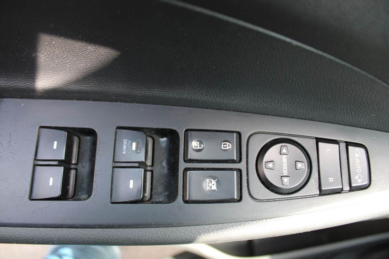 هيونداي توسون GL خالية من الحوادث - خليجي - مكينة 2000 سي سي - السيارة بحالة ممتازة من الداخل والخارج