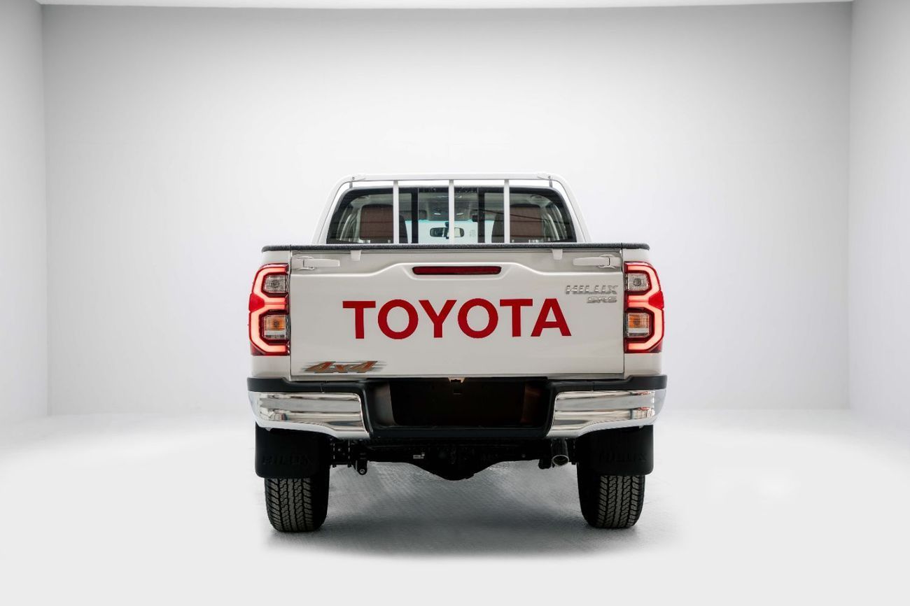 تويوتا هيلوكس GLX 2.7L - White Inside Maroon | Export Only