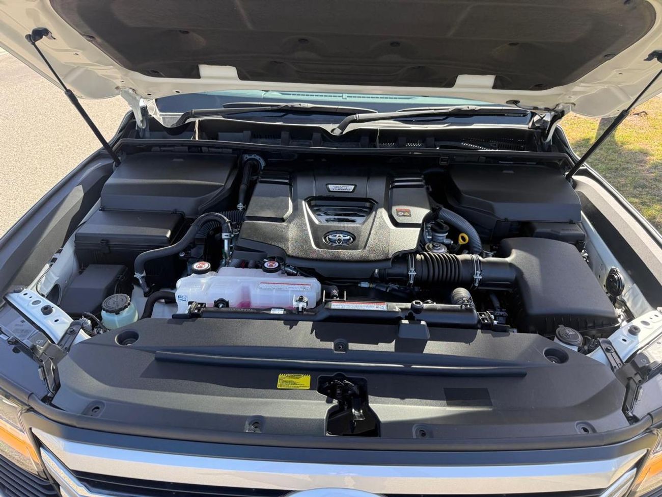 Toyota Land Cruiser DIESEL 3.3 LITER ,RIGHT HAND SAHARA ,BEIGE INTERIOR