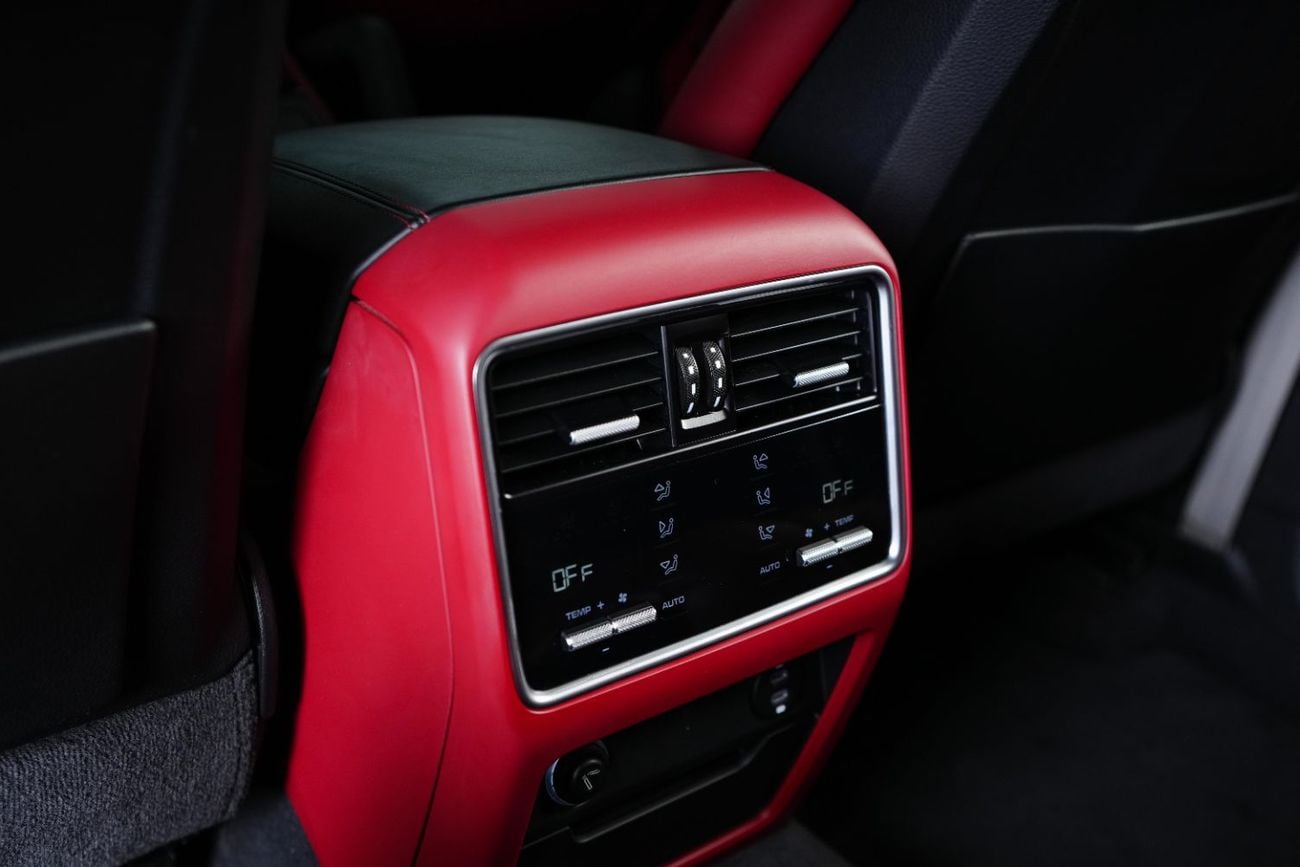 Porsche Cayenne Coupe-Platinum Edition-GCC -well maintained-Sport crono package-Warranty Available