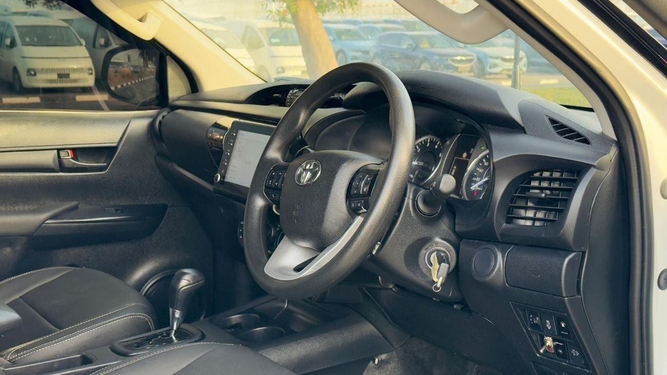 Toyota Hilux SMART CAB | PREMIUM BULL BAR WITH LED FOCUSED LIGHTS | 2.8L DIESEL ENGINE | 2023