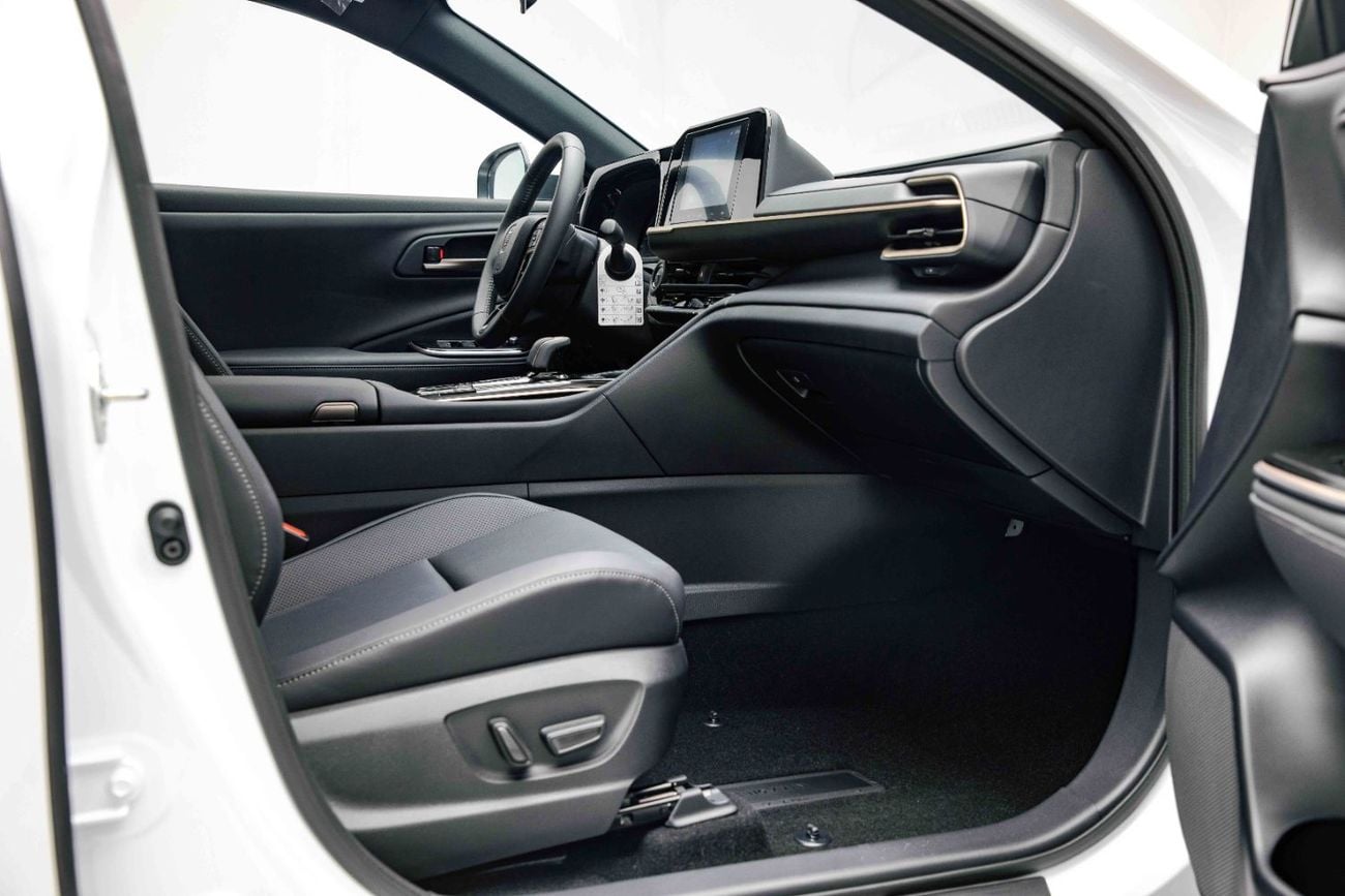 تويوتا كراون HEV 2.5L - Precious White Pearl Inside Black | Export Only