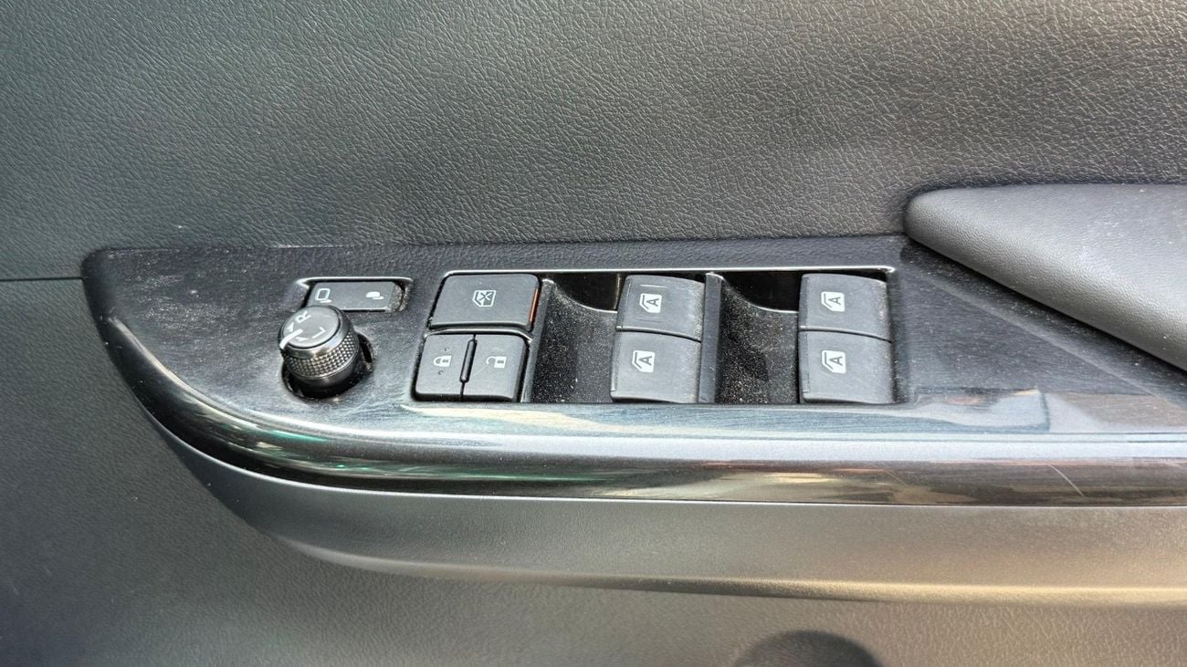 تويوتا هيلوكس SR5