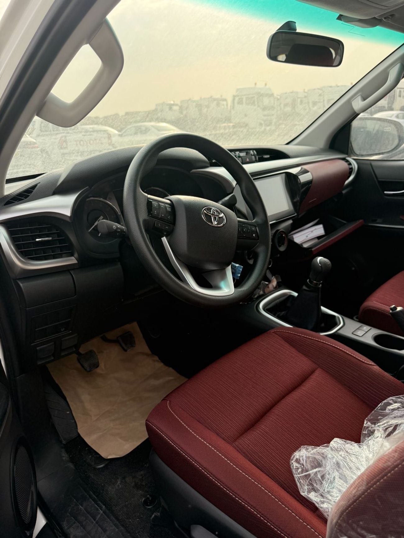 Toyota Hilux 2.7L - Super White Inside Red