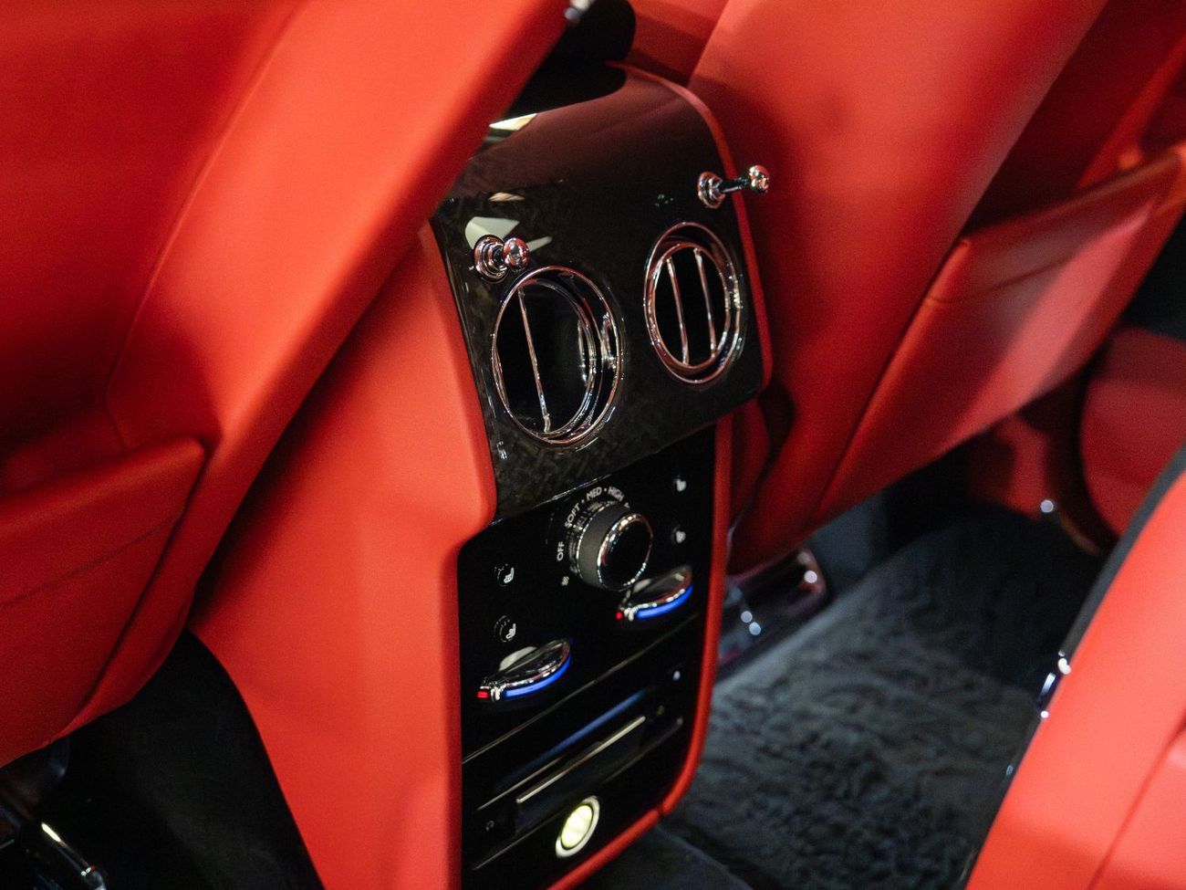 Rolls-Royce Cullinan - 2022 | BLACK BADGE | RED INTERIOR | GCC | FULL OPTION | PERFECT CONDITION