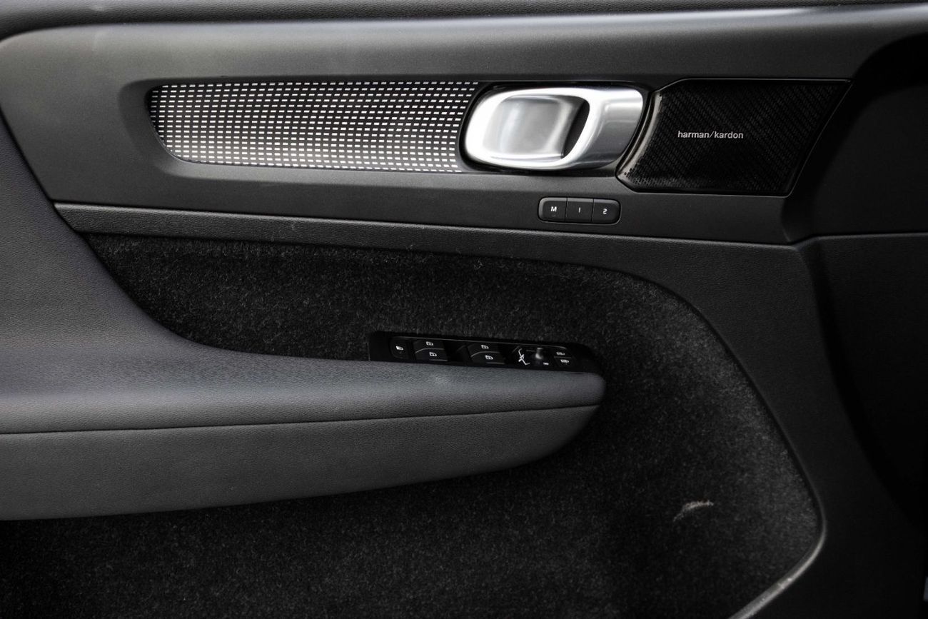 فولفو XC 40 T4 R-DESIGN | 1,860 P.M  | 0% Downpayment | VOLVO SERVICED!