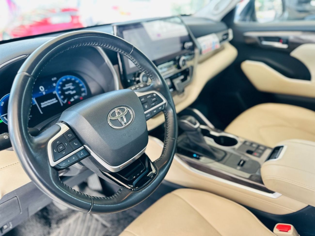 تويوتا هايلاندر 2023 Toyota Highlander VXR - White inside Beige