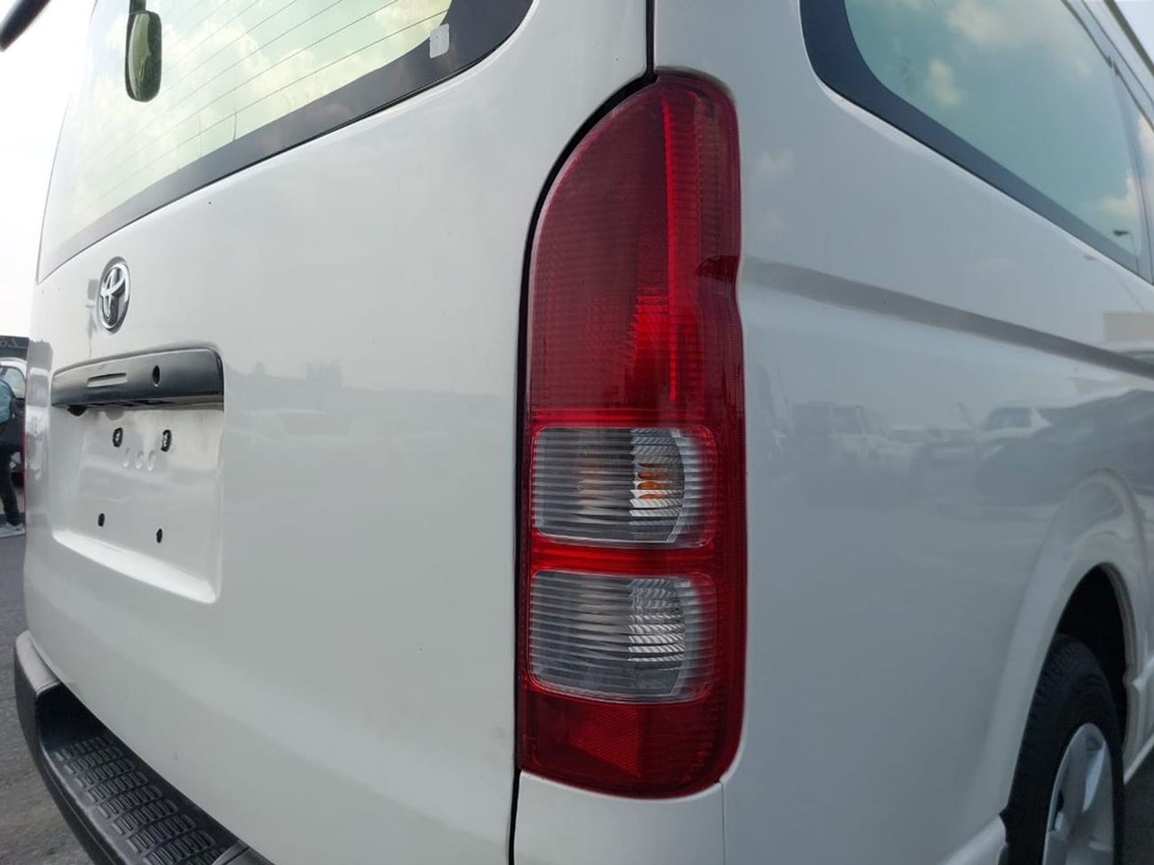 Toyota Hiace TOYOTA HIACE VAN RHD 2015 MODEL 3.0 L DIESEL AUTOMATIC(PM15267)