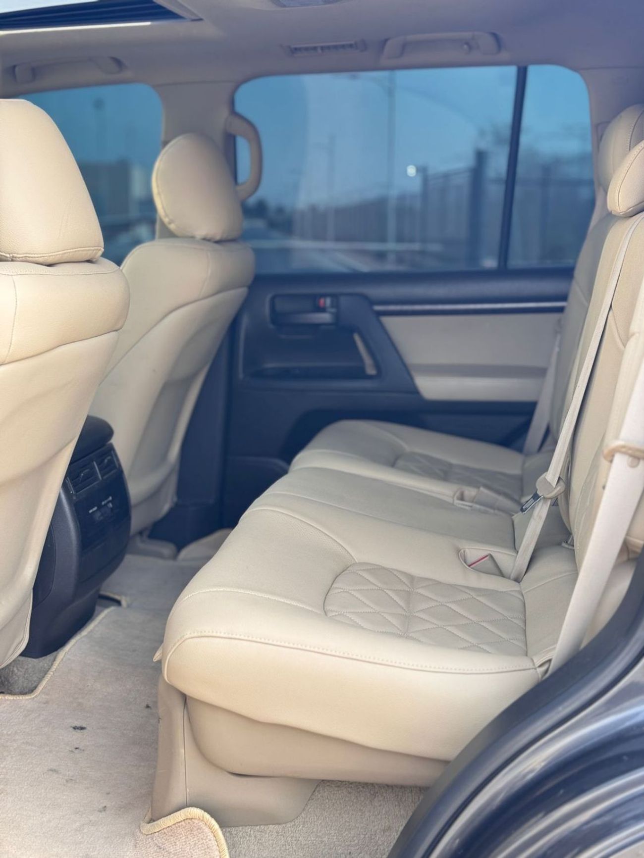 تويوتا لاند كروزر Left hand 4.0 liter V6 ,2011 model ,Petrol ,only for for export available