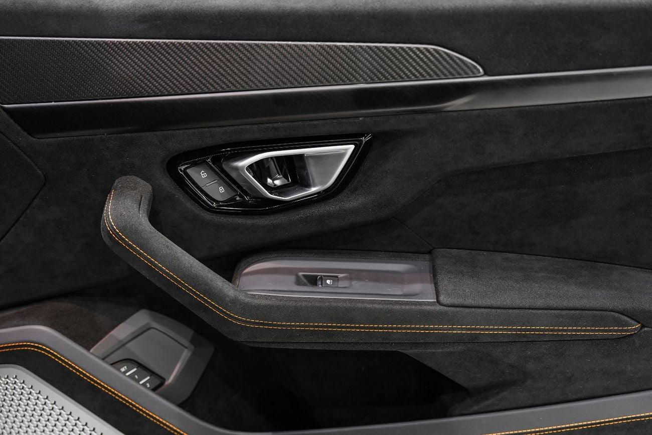 Lamborghini Urus 4.0T V8 Performante Rear Seat Entertainment, Carbon Fiber Pack, Lamborghini Warr + Serv!!