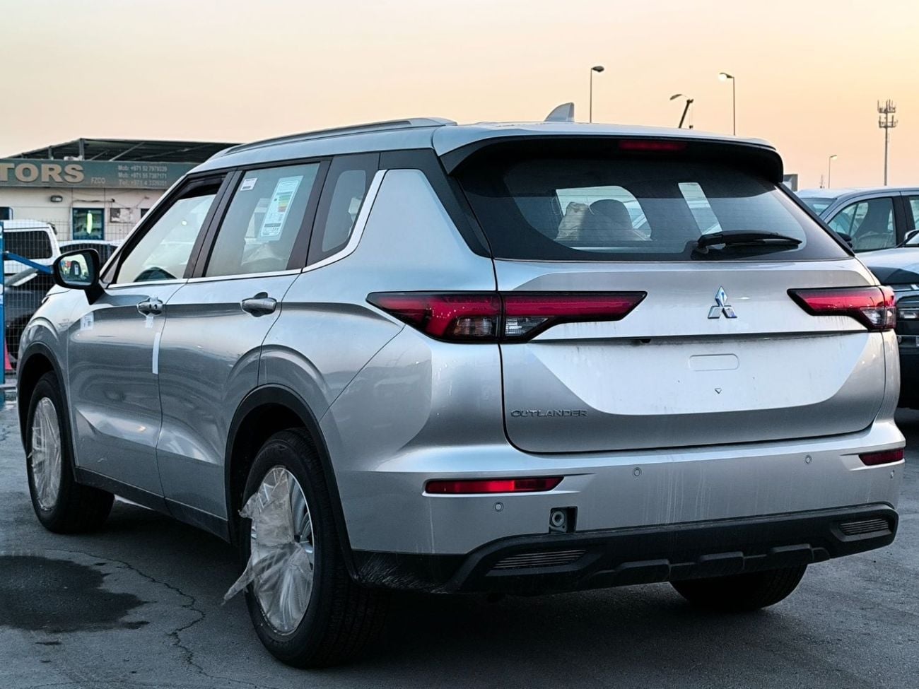 Mitsubishi Outlander GLX MIDLINE OUTLANDER 5P-M-LINE 2.5L SUV FWD 5Doors