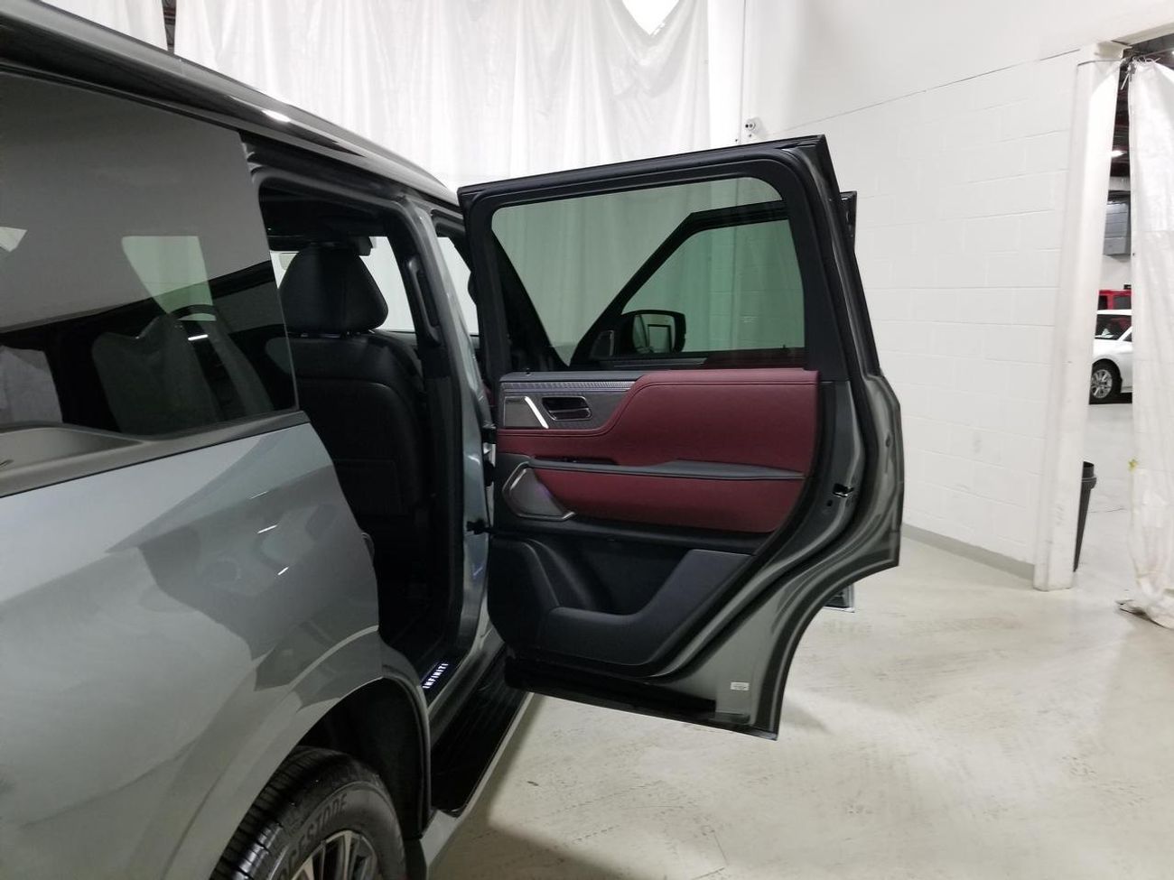 إنفينيتي QX80 Autograph Captain Chairs 3.5L