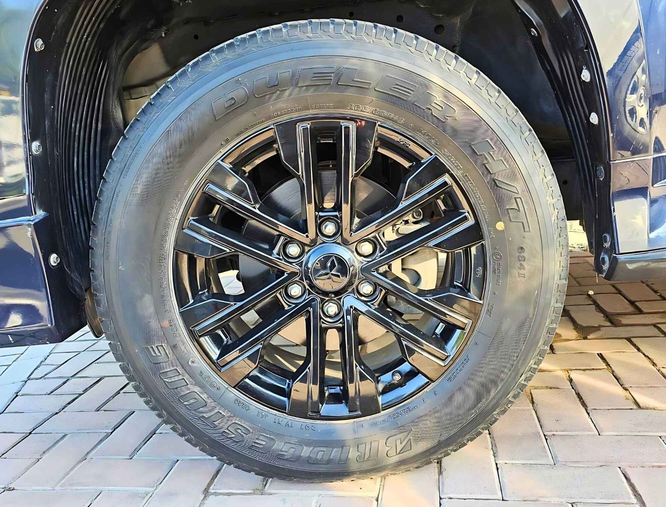 Mitsubishi Montero / SIGNATURE  EDITION/ FULL OPT/ CUSTOM  INTERIOR/ 1075 MONTHLY / LOT#11172