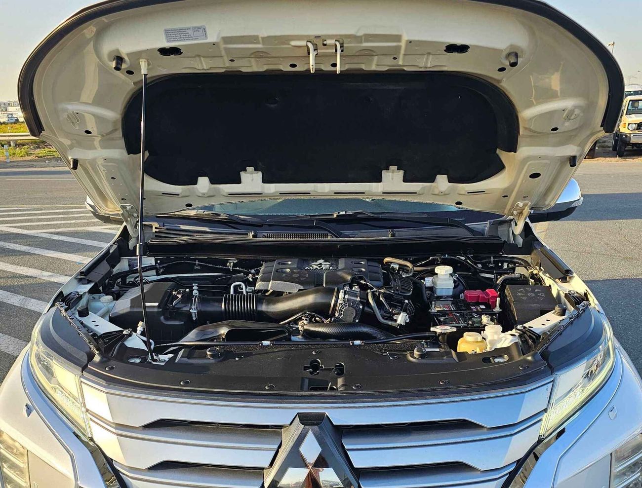 ميتسوبيشي مونتيرو SPORT/4WD /SUNROOF /D ELECTRIC SEAT/ 360 CAMERA/ DVD/ TRIPTONIC/ LOT#4882