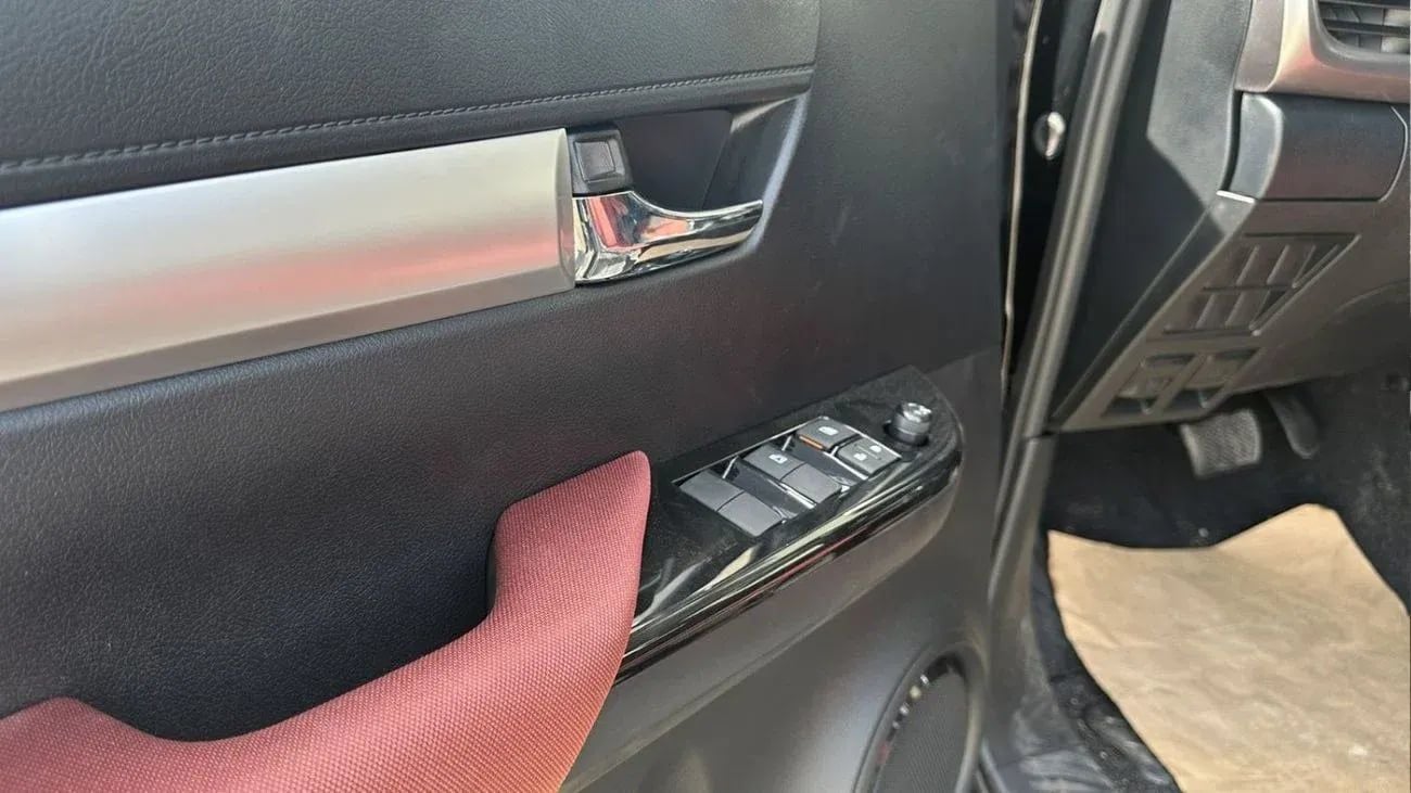 تويوتا هيلوكس Hilux full option  petrol 2.7L  V4  black colour