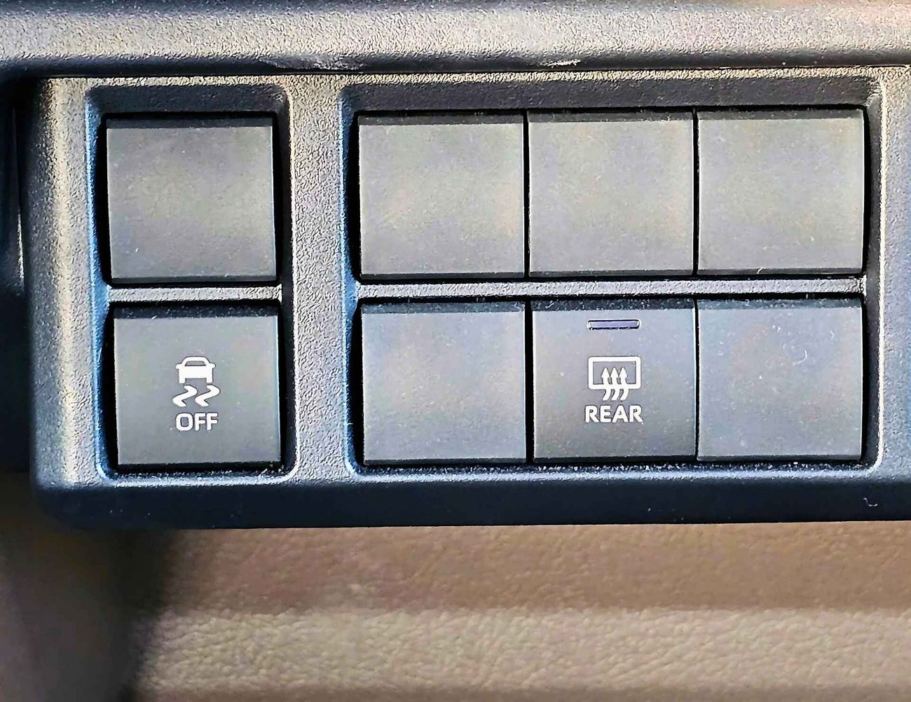 تويوتا لاند كروزر 70 LX LC76 | 4.0L V6 PETROL | M/T | DVD CAMERA | 5 DOOR BASIC | 4WD (CODE # 69034)