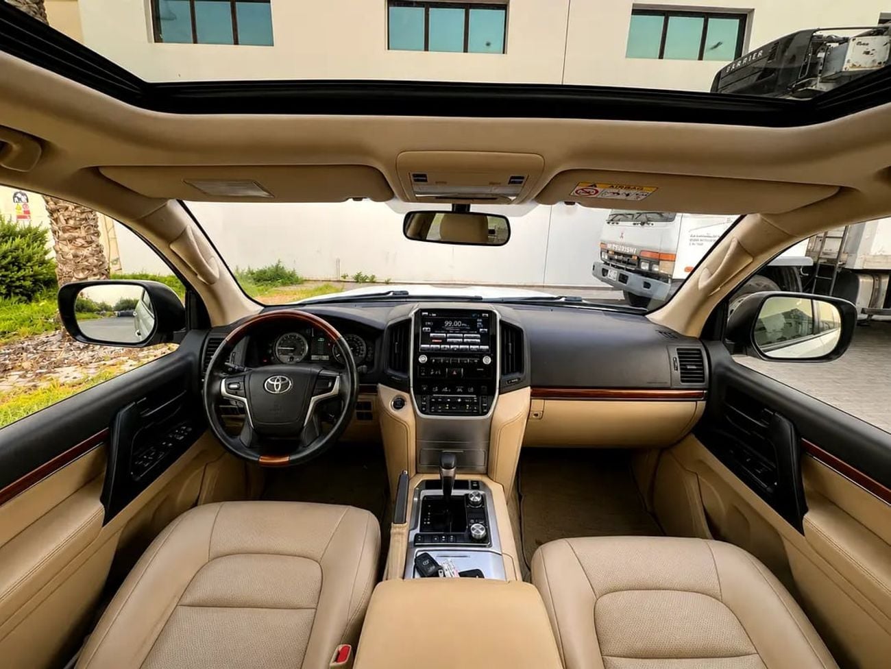 Toyota Land Cruiser GXR 3,360 P.M | | LANDCRUISER | GXR | 4.0L V6 | | GCC | ORIGINAL PAINT