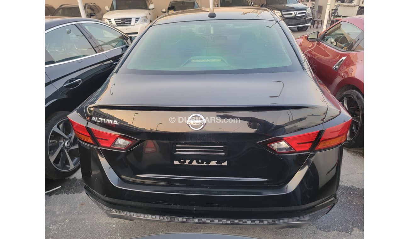 نيسان ألتيما
