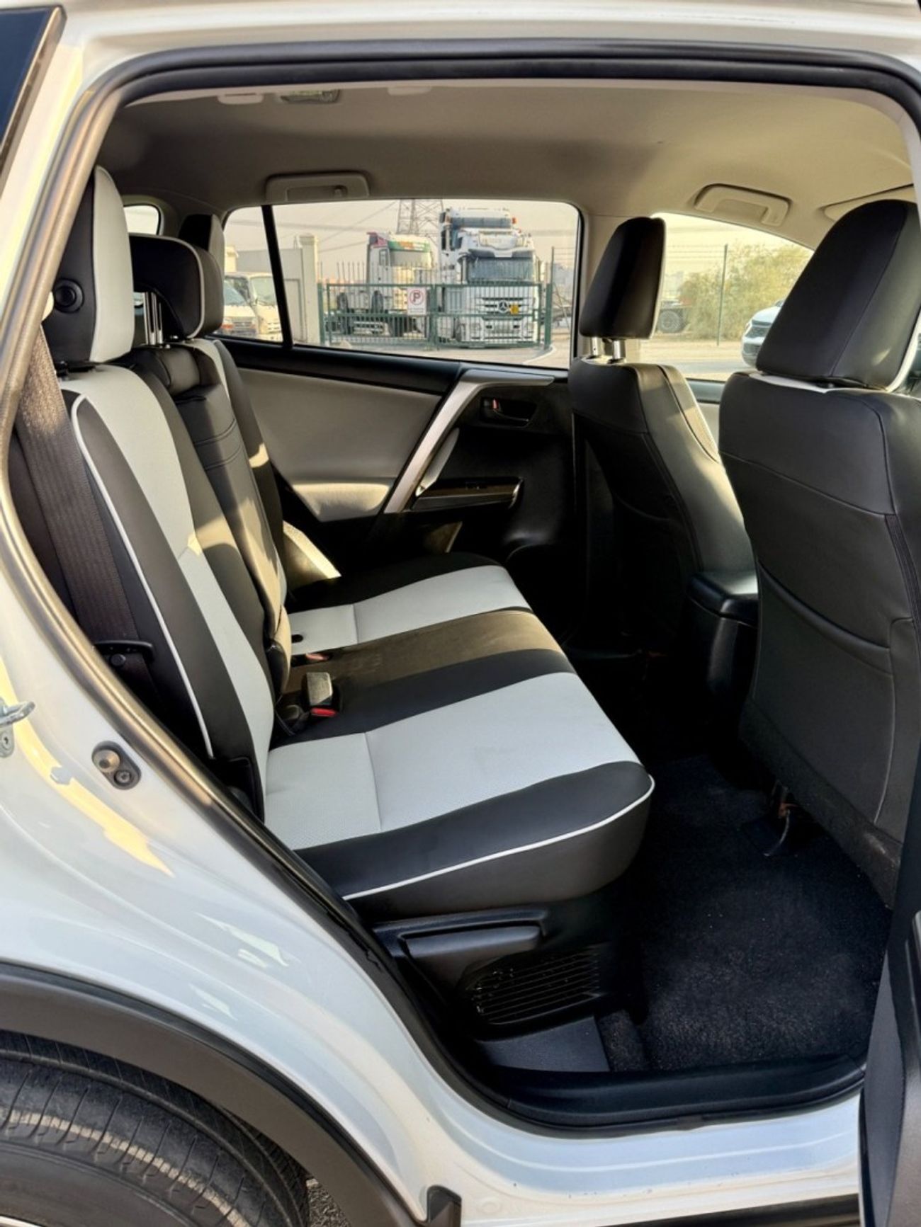 تويوتا راف ٤ LE 2.5L (219 HP) 2.5L (219 HP)