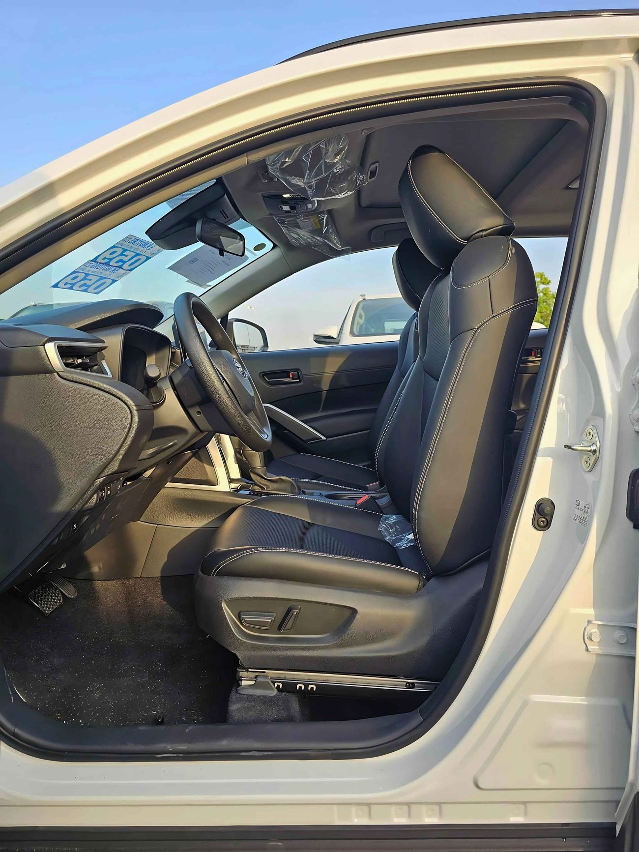 Toyota Corolla Cross HYBRID FULL OPTION / 2.0L V4 / LEATHER + ELECTRIC SEAT / MUD GUARD /SUNROF / CODE # HYBRID