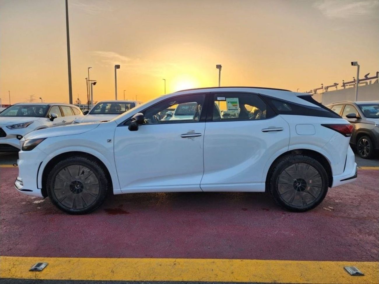 لكزس RX 500h لكزس RX500h F-Sport 2.4 لتر هايبرد ، CUV ، دفع رباعي ، 5 أبواب الميزات: 360 كاميرا ، رادار ، مثبت ال
