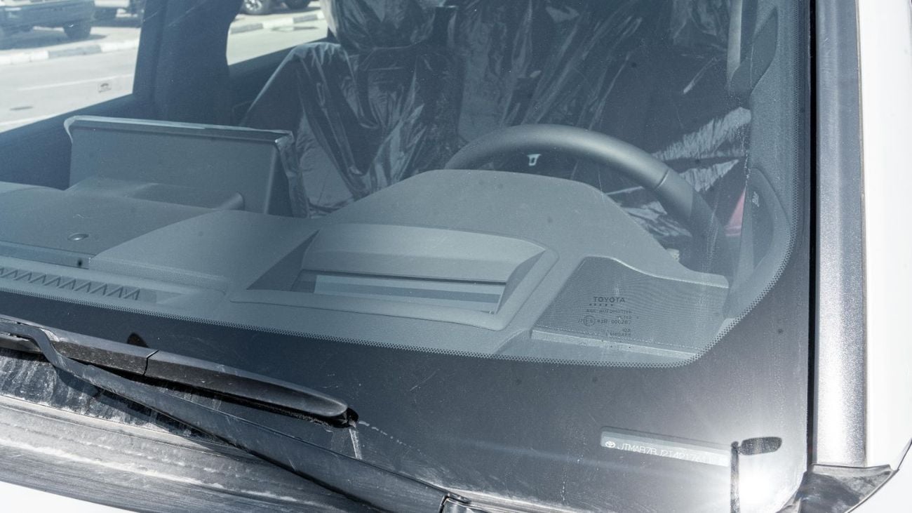 Toyota Land Cruiser 2026 Toyota Land Cruiser VXR 3.5L AT Petrol (White-Red)