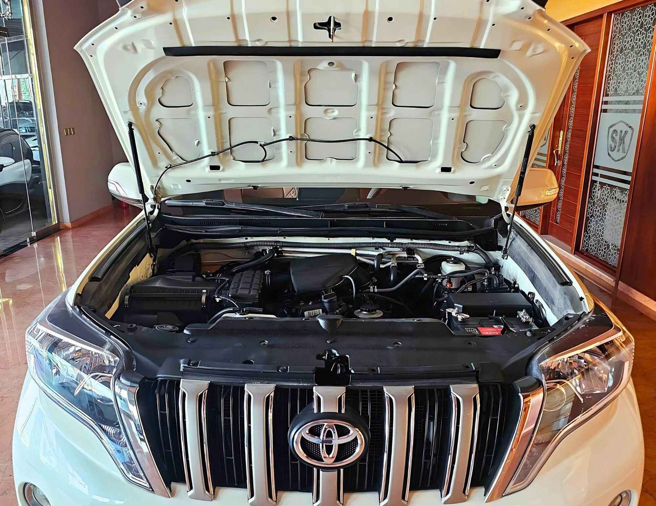 تويوتا برادو / VXR V4 2.7L / SUNROOF/ LEATHER / ELECTRIC SEATS/ DOWN TYRE / FULL OPTION / EXPORT ONLY /LOT#69094