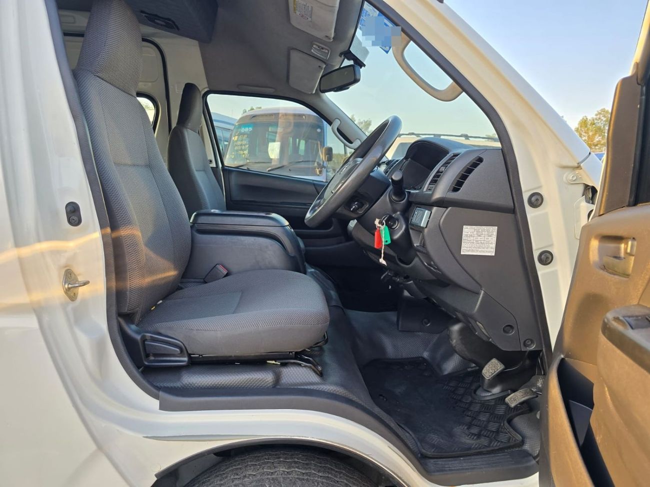 تويوتا هاياس TOYOTA HIACE COMMUTER VAN RHD 2018 MODEL 3.0 L DIESEL AUTOMATIC(PM22105)