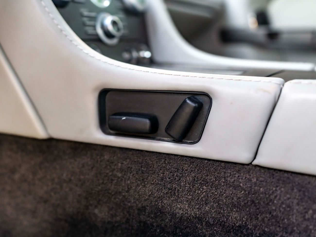 أستون مارتن فانتيج V8 4.7L