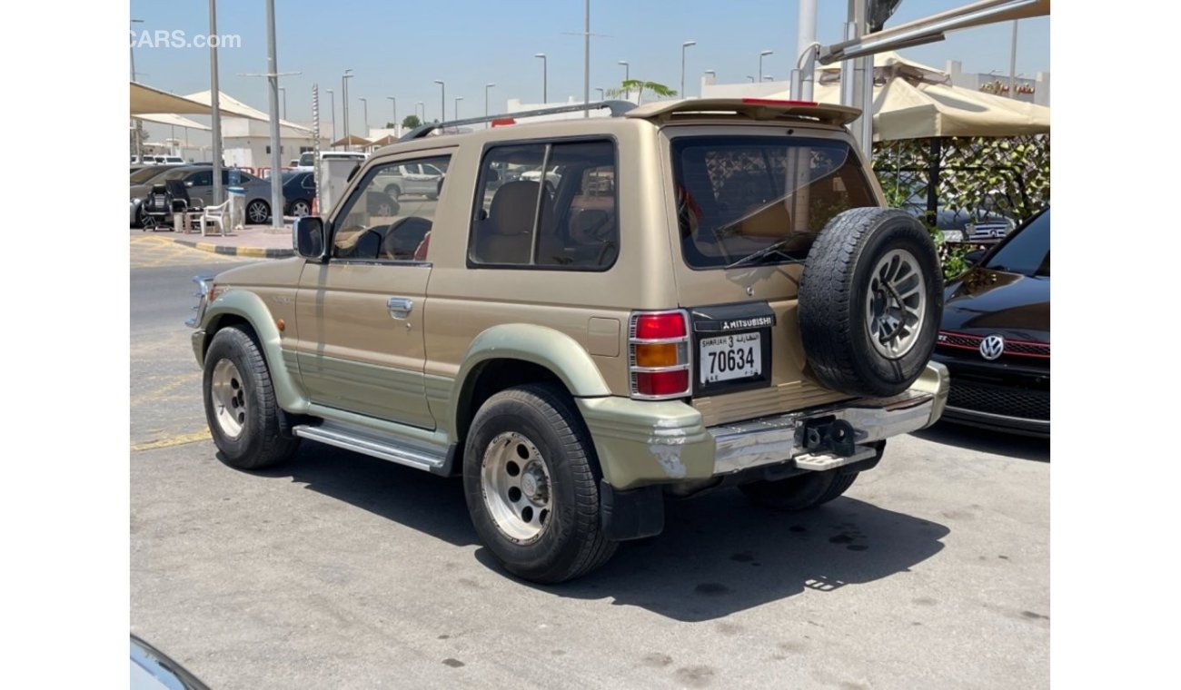 Mitsubishi Pajero Mitsubishi Pajero 1994 model, gold color