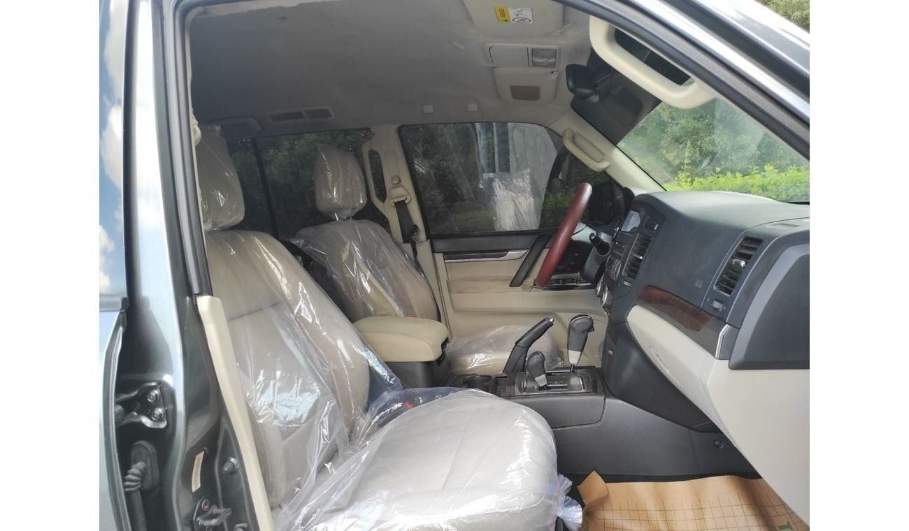 Mitsubishi Pajero GLS 3.5L (186 HP) (7 Seater) Mitsubishi pajero 2013  full automatic
