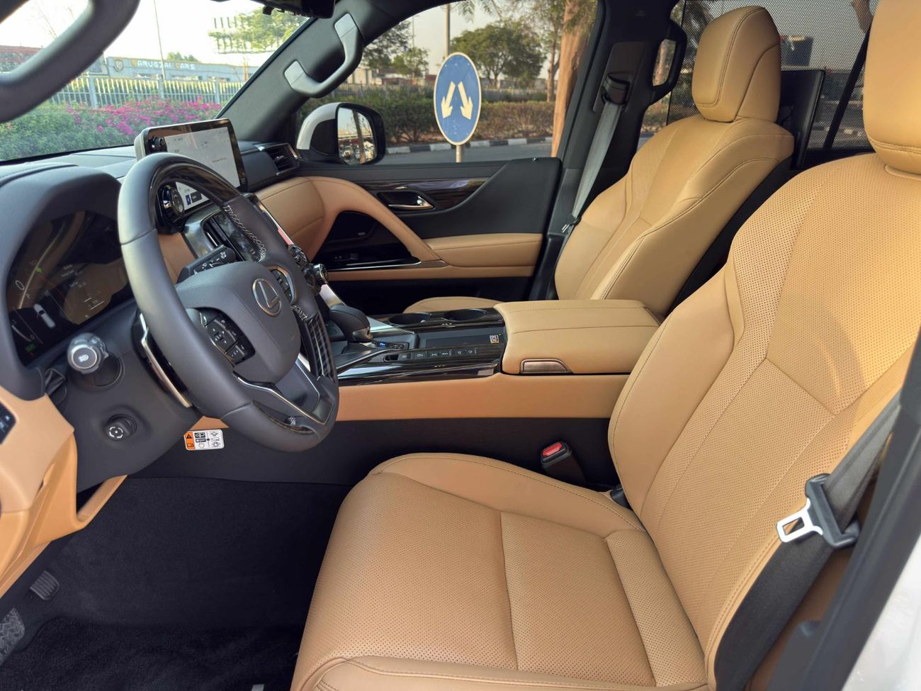 لكزس LX 700h Signature