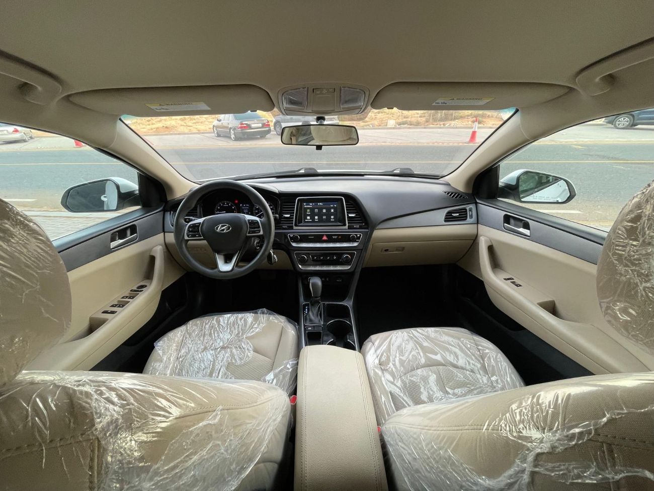 هيونداي سوناتا فئة SE / محرك 2.4 لتر V4 / نظام مراقبة النقطة العمياء / شاشة كبيرة / نظام أندرويد أوتو / نظام أبل كا