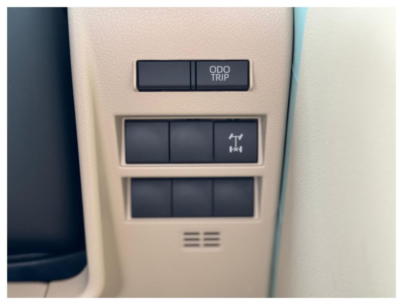 Toyota Land Cruiser GXR 4.0L FULL OPTION WITH SUNROOF AND COOLING BOX