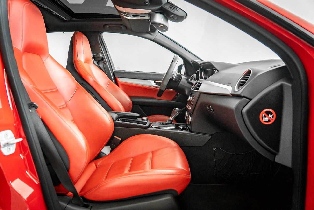 Mercedes-Benz C 63 AMG Std 2013 Mercedes-Benz C63 AMG Performance Pack / Full-Service History