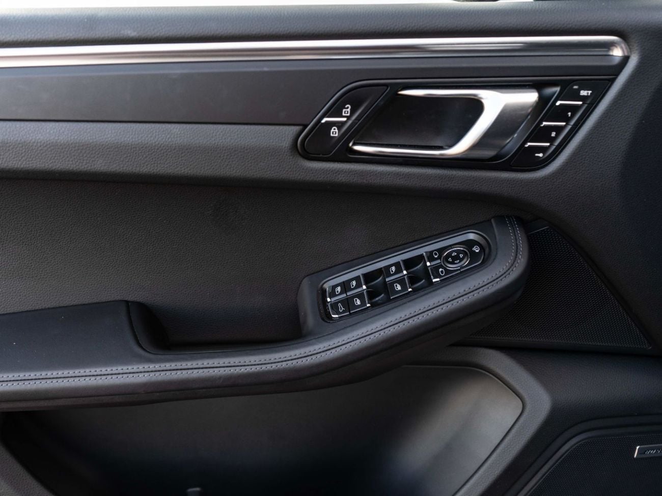 بورش ماكان Base