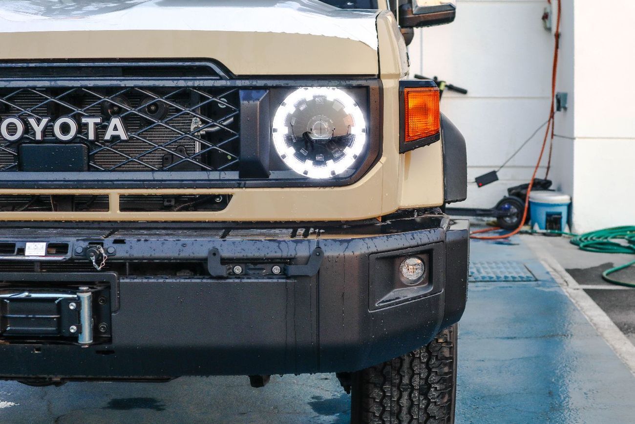 تويوتا لاند كروزر بيك آب Std 4.0L Double Cab Utility 4WD