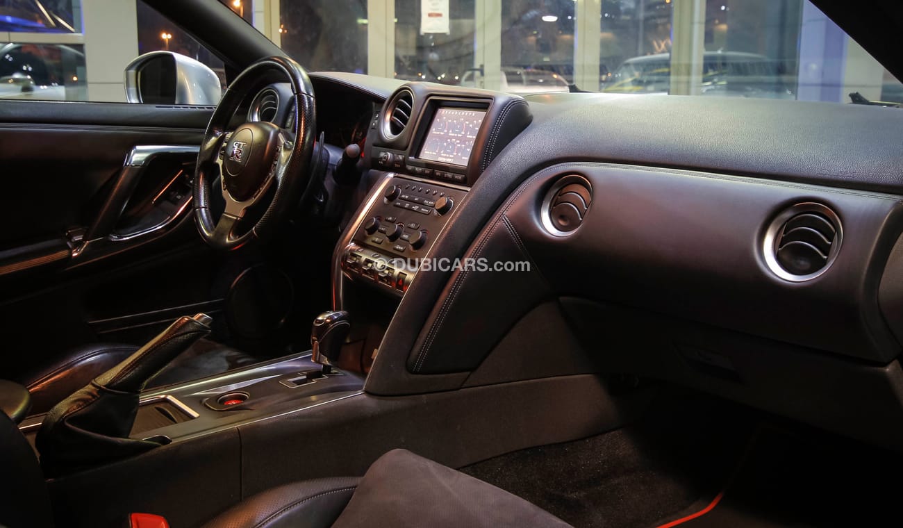 نيسان جي تي ار