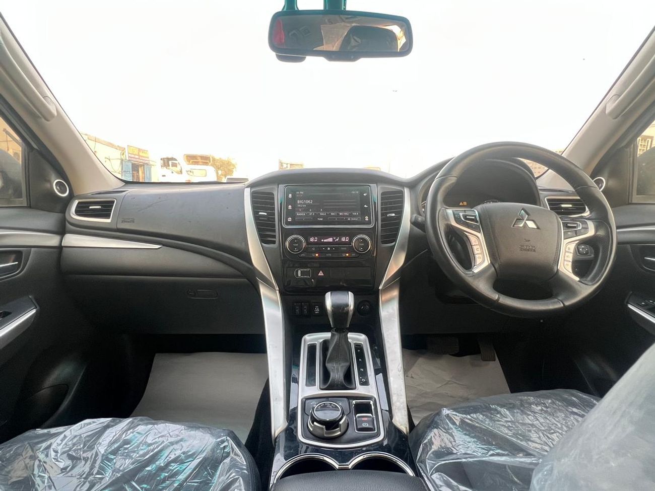 ميتسوبيشي باجيرو diesel 2.4 liter ,right hand drive only for export available ,full options