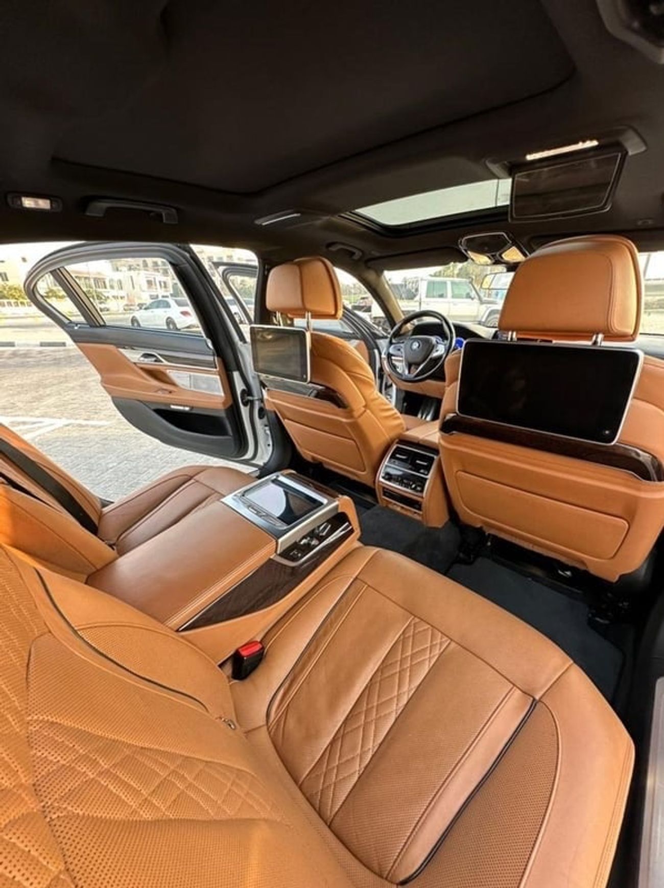 بي أم دبليو 750Li Luxury 4.4L (523 HP)