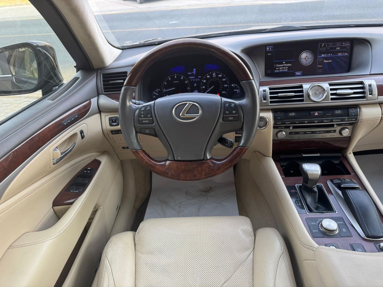 لكزس LS 460 كبيرة / محرك V8 سعة 4.6 لتر / مصابيح زينون ثلاثية / مقاعد تبريد وتدفئة / أبواب ناعمة الإغلاق / بحالة