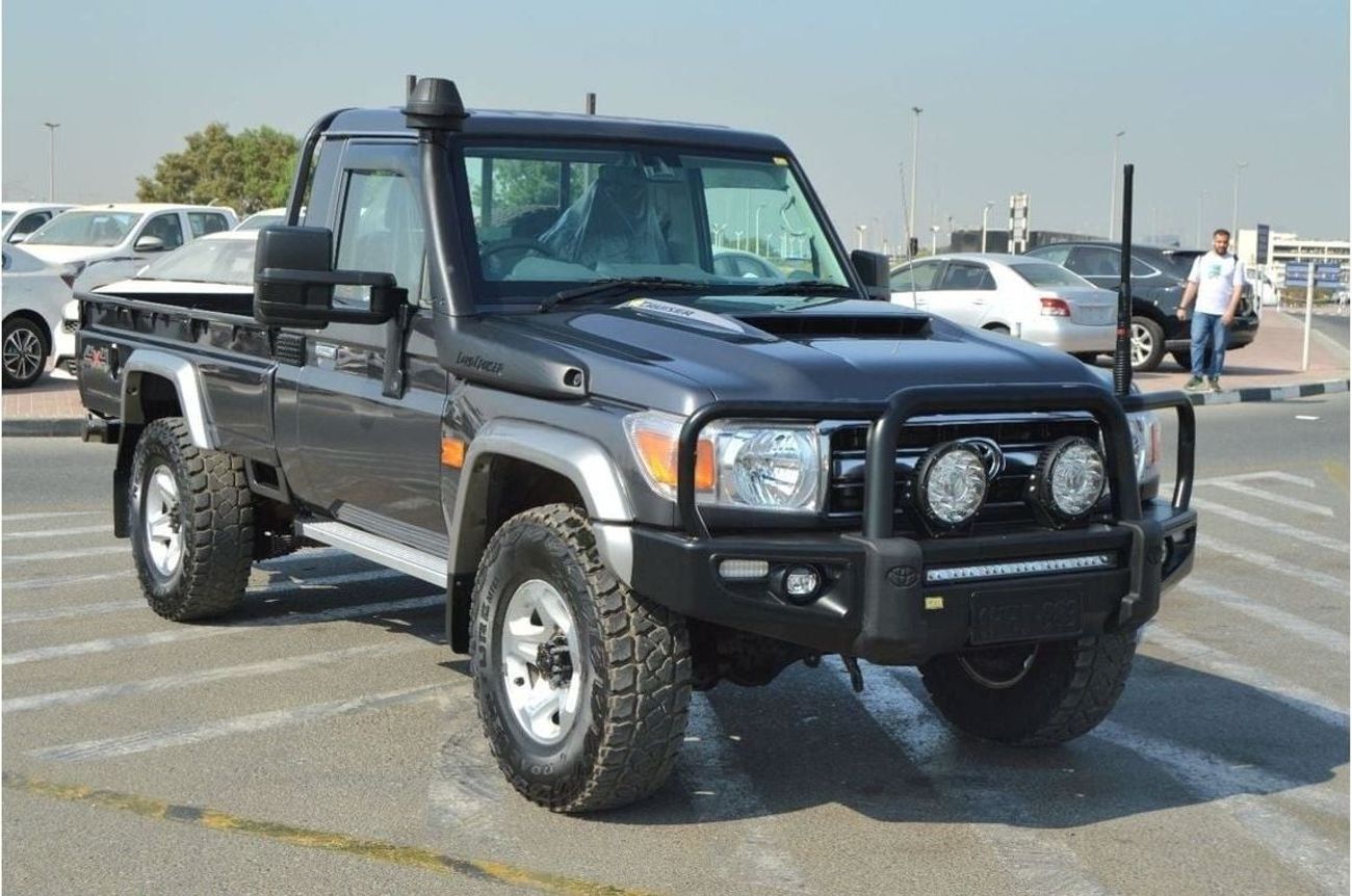تويوتا لاند كروزر بيك آب Single cabin