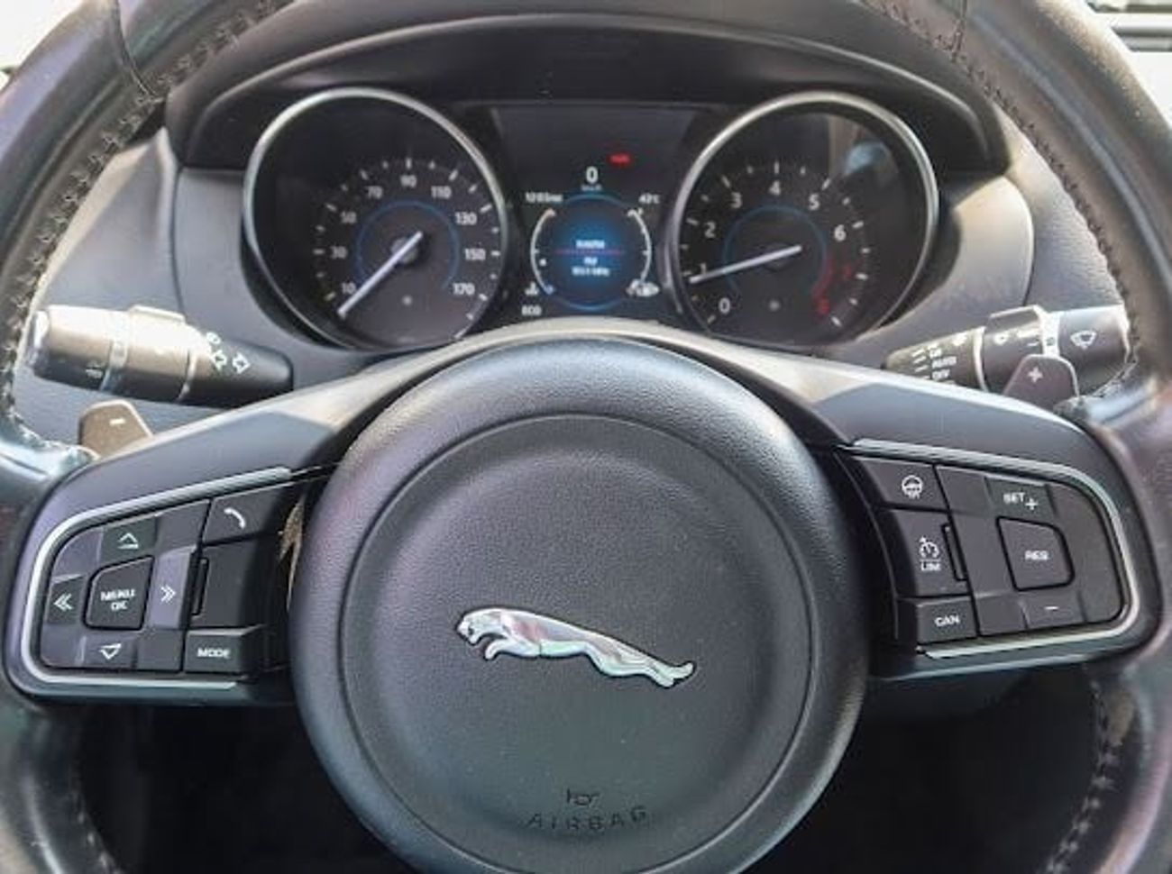 جاكوار XE R-Dynamic Black 2.0L (250 HP)