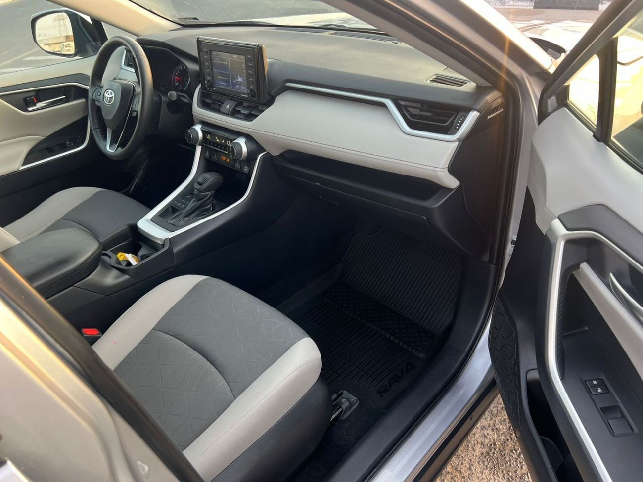 Toyota RAV4 2021 Toyota Rav4  XLE  Full Option AWD  -4x4-2.5L-V4- Sunroof Push Start Rear Camara