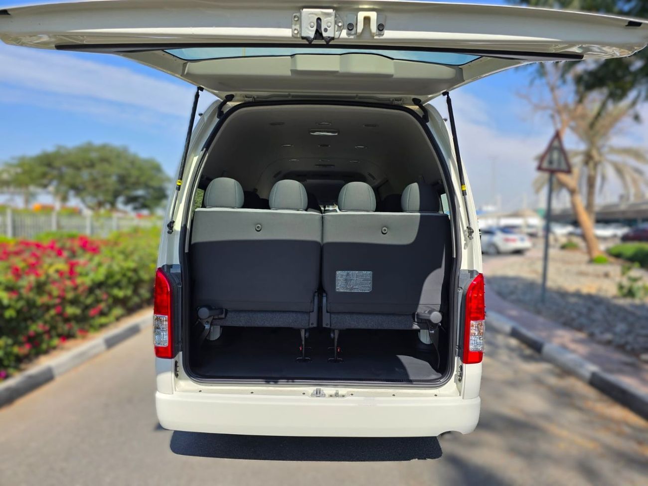 تويوتا هاياس Hiace 2.5L High Roof Diesel GL 2.5L 15-passenger