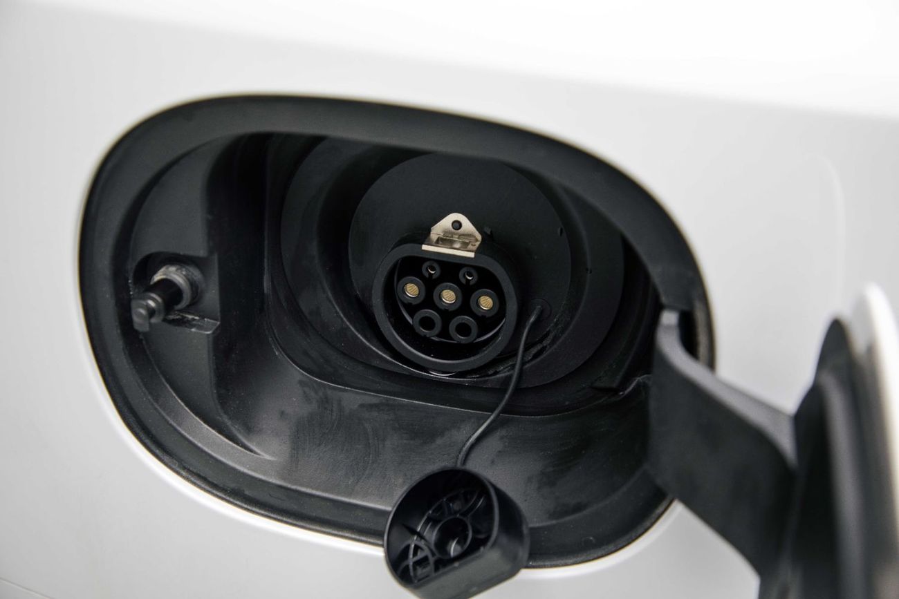 BYD Qin L DM-i ID Superior 1.5L - White Inside Grey | Export Only