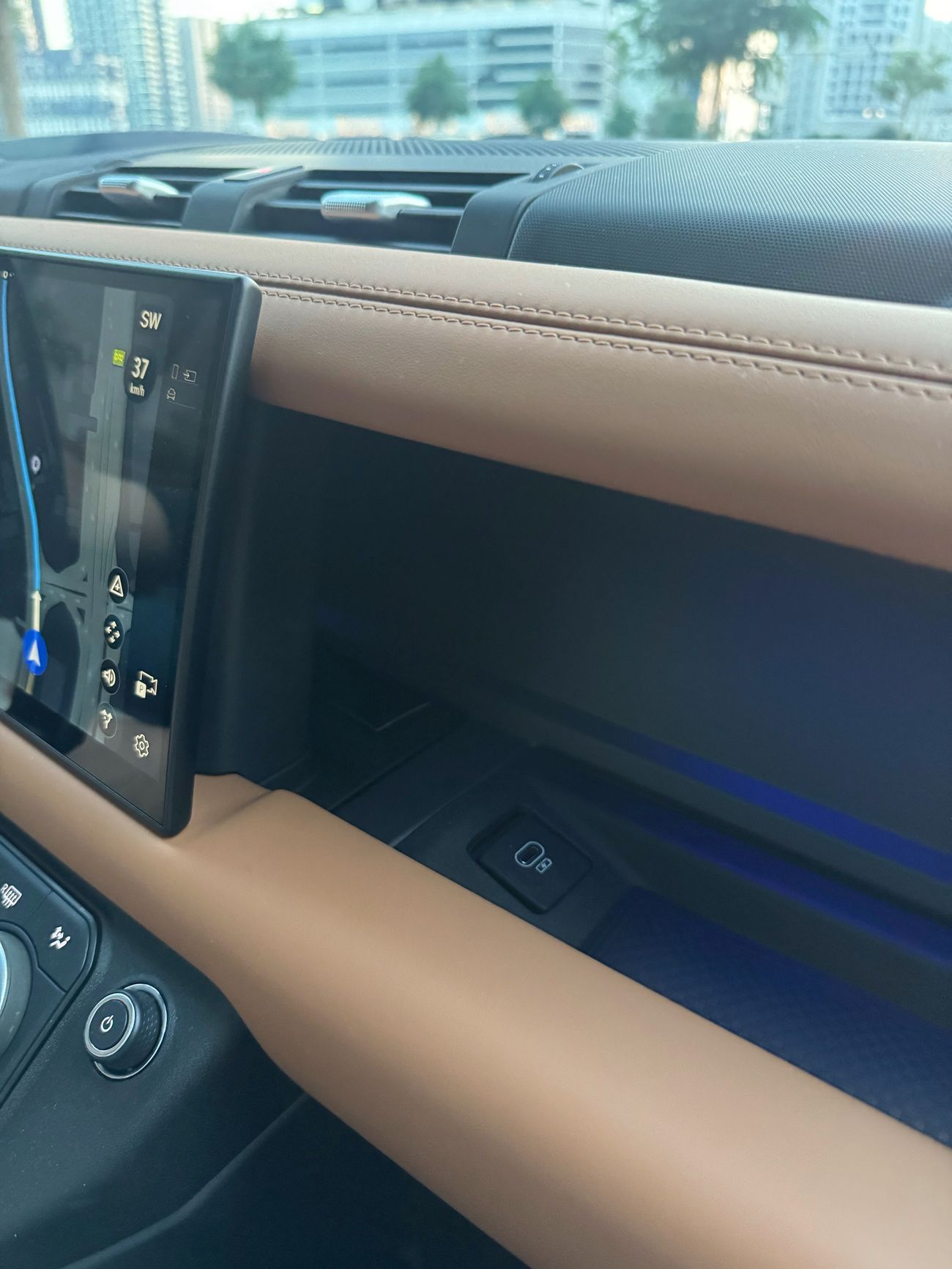 Land Rover Defender P400 110 X-Dynamic SE 3.0L (7 Seater)