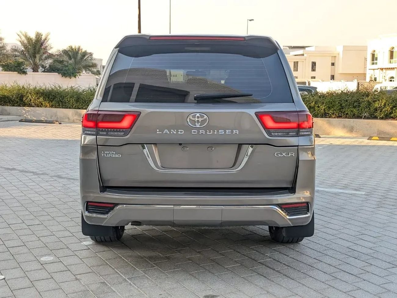 Toyota Land Cruiser GXR FACELIFTED WITH INTERIOR AND EXTERIOR GCC V6 4.0L